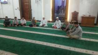Polres Kuansing Berbaur dengan Jamaah Masjid Sampaikan Pesan Pemilu Damai 2024