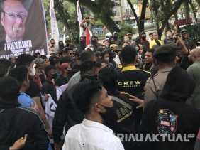 Massa Aksi Ricuh, Wakil Ketua DPRD Riau Syafaruddin Poti Ditarik dari Kerumunan