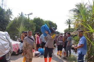 Kapolres Rohil Angkat Barang Warga saat Evakuasi Korban Banjir usai Sosialisasi Pemilu Damai 2024