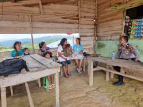 Daerah Terpencil di Desa Batu Ampar Inhil, Kompol Teguh Edukasi Pemilu Damai 2024