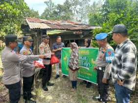 Polsek Tambang Berbagi Sembako untuk Warga Kurang Mampu dalam Program Jumat Barokah