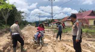 Personil Polres Bengkalis Gotong Royong Bersama Perbaiki Jalan Rusak di Desa Kadur Rupat Utara