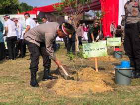 Demi Kelestarian Lingkungan, Polda Riau Tanam Lebih dari 45 Ribu Pohon Buah