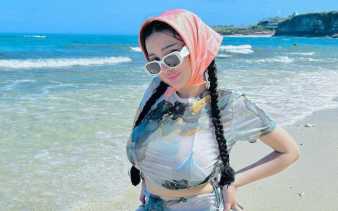 Gaya Cupi Cupita Duduk Manja di Pantai, Netizen: Pasukan Zoom Merapat