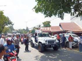 Diantar Pakai Jeep Putih, Muflihun-Ade Hartati Daftar ke KPU Pekanbaru