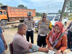 Satlantas Polres Rohul Gelar Baksos dan Bakkes untuk Komunitas Sopir Truk