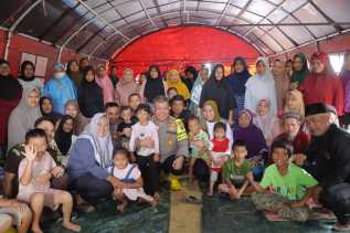 Irwasda Polda Riau dan Kapolres Inhu Beri Bantuan ke Korban Banjir