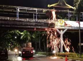 Tak Layak Pakai, Pemko Pekanbaru Bongkar Satu JPO Jalan Jendral Sudirman