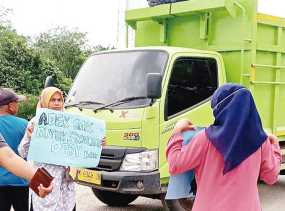 Jalan Provinsi di Inhu Riau Rusak, Truk Batubara Ancam Kesehatan dan Keselamatan, Emak-emak Lakukan Aksi Demo