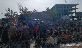 Timbulkan Kemacetan, Massa Aksi Blokade Jalan Jenderal Sudirman