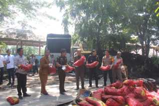 Polres Bengkalis Musnahkan 1 Ton Bawang Merah dan Ratusan Ban Bekas Ilegal