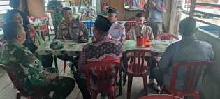 Kapolsek Mandah dengan Pejabat dan Tokoh Masyarakat Bahas Pemilu 2024 di Desa Belaras Inhil