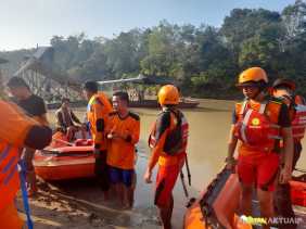 Bocah 7 Tahun Tenggelam Di Sungai Batang Kuantan, Tim Gabungan Turunkan 20 Personil Lakukan Pencarian