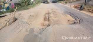 Hati-hati, Jalan Lintas Provinsi Kuansing-Inhu Memprihatinkan