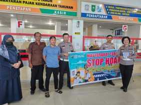 Personel Ditlantas Edukasi Wajib Pajak Tentang Pilkada Riau 2024