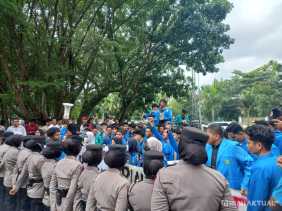 Mahasiswa UIR dan HMI Demo di Depan DPRD Riau, Sebut Program Makan Gratis Ancam Pendidikan