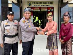 Kolaborasi Green Policing, Kapolsek TPTM Bagikan Bibit Pohon ke Seniman di Rohil