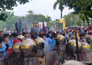 Memanas, Pendemo Dobrak Pagar DPRD Riau dan Saling Dorong dengan Aparat