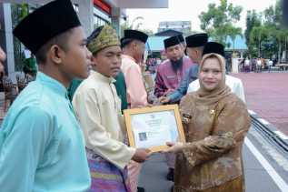 Bupati Kasmarni Serahkan Hadiah Lomba Permainan Tradisional Semarak Hari Jadi ke-513 Bengkalis