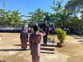 Kapolsek Gaung Pimpin Upacara Hari Pahlawan di SMP Negeri 1 Gaung