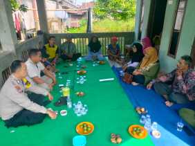 Dua Bhabin Polsek Kempas Sambangi Warga, Serukan Pilkada Damai