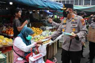 Kapolresta Pekanbaru Berikan Masker Kepada Pedagang dan Pengunjung Pasar