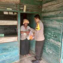 Polsek Pinggir Berikan Bantuan Sembako Kepada Warga Kecamatan Talang Muandau