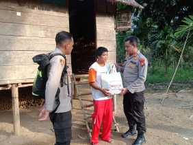 Kapolres Inhu Turun Gunung Berikan Bantuan ke Masyarakat Pedalaman Suku Talang Mamak