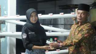 Abdikan Diri di Bengkalis, Mahasiswa KKN Integrasi Unri Sosialisasikan Manfaat Tanaman Hidroponik