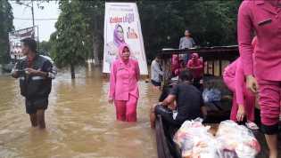 Bhayangkari Peduli Polsek Siak Hulu Berikan Sembako Kepada Masyarakat Terdampak Banjir