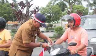 Meriahkan Peringatan HUT RI ke-79, Pemkab Rohul Bagikan Ratusan Bendera Merah Putih