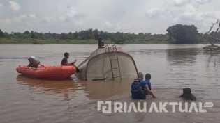 Truk Tangki CPO Terperosok ke Sungai Kampar di Pelalawan