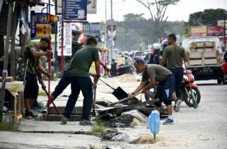 Prajurit Yonko 462 Kopasgat Laksanakan Gotong Royong Jumat Bersih