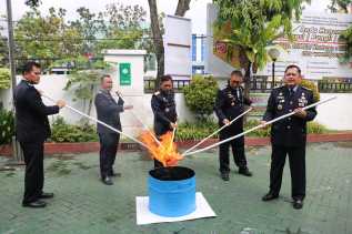 Kanwil Kemenkumham Riau Musnahkan 717 Handphone Hasil Razia Lapas