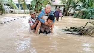 Bantuan Sosial Disalurkan untuk Warga Terdampak Banjir di Kunto Darussalam
