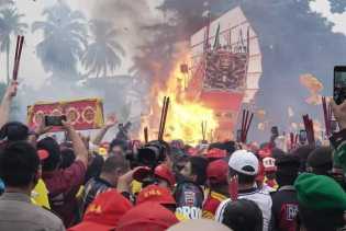 Puluhan Ribu Wisatawan Padati Festival Bakar Tongkang di Riau