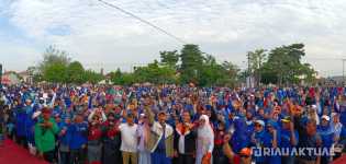 Ribuan Warga Bukit Raya Hadiri Senam Sehat Bersama Bapaslon AMAn, Diserbu Emak-Emak Pendukung Garis Keras