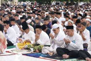 Suasana Syahdu Idulfitri 1446 H di Masjid Raya Annur Riau, Gubri Abdul Wahid Ajak Perkuat Silaturahmi