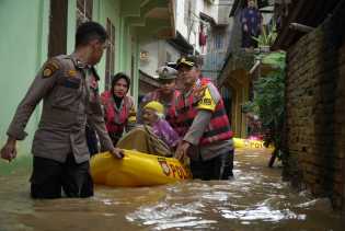 Ratusan Rumah Terendam Banjir di Rokan Hulu, 2 Lansia Dievakuasi