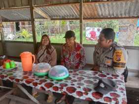 Polsek Batang Tuaka Cooling System Pemilu Damai 2024 Melalui Babinkamtibmas Desa Sungai Dusun