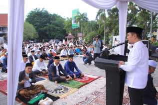 Shalat di Lapangan MPP Bersama Masyarakat, Ini Pesan Pj Wako Pekanbaru di Momen Idul Adha