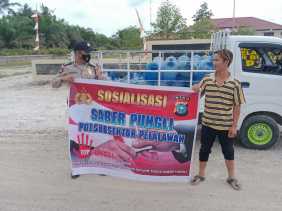 Bentangkan Spanduk, Polsubsektor Pelalawan Sosialisasikan Saber Pungli kepada Pengguna Jalan