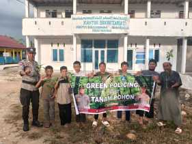 Polsek Rimba Melintang Tanam Bibit Pohon di Yayasan Imam An Nawawi
