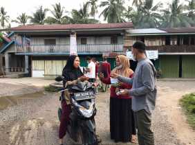 Antisipasi Penularan Covid-19, Pemdes Bagikan Masker ke Warga Pulau Busuk