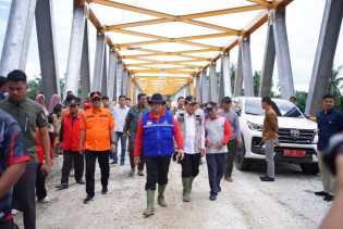 Gubri Edy Natar Cek Pengerjaan Jembatan Surau Munai Rohul