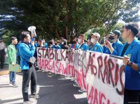 Harga Sawit Kian Anjlok, Mahasiswa Pertanian UIR Datangi DPRD Riau