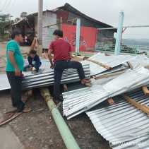 Angin Puting Beliung Robohkan Tiang Listrik PLN, Timpa 7 Kedai Warga