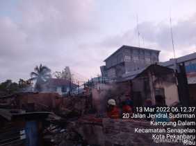 Amukan Si Jago Merah Hanguskan 12 Unit Rumah di Kampung Dalam