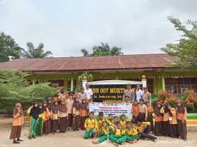 Kapolsek Rimba Melintang Tanam Pohon di SDN 007 Mukti Jaya Dukung Program Green Policing