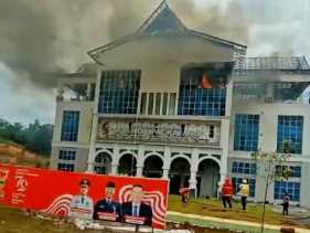 Gedung Kantor Dishub Pekanbaru Terbakar, Petugas Berupaya Padamkan Api